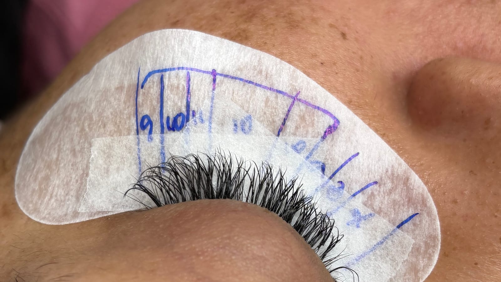 Caneta emagrecedora e cílios: o que muda na sua extensão