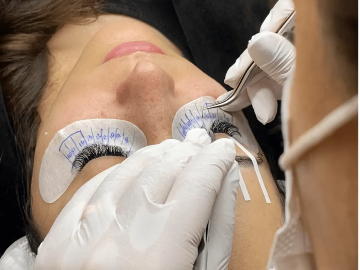 Stefanie em atendimento no Studio Crystal Lashes